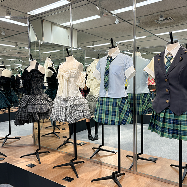 大丸東京店で開催中の「AKB48劇場 大衣装展 ～Re:Start～」衣装展示