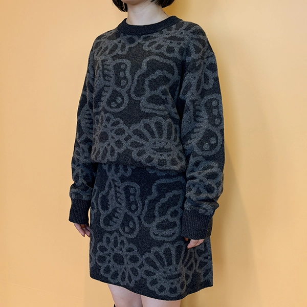 UNIQLO x Marimekko（ユニクロxマリメッコ）の「ラムクルーネックセーター」と「ラムミニスカート」を着用した女性