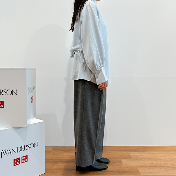 UNIQLO and JW ANDERSON「2WAYタックストレートパンツ」を穿いた女性