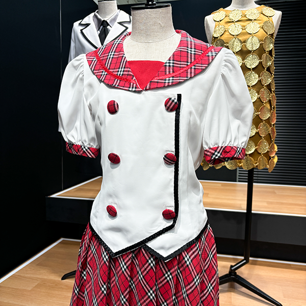 大丸東京店で開催中の「AKB48劇場 大衣装展 ～Re:Start～」衣装展示『スカート、ひらり』