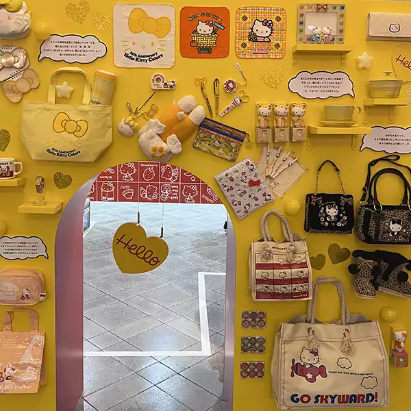 「Hello Kitty展ｰわたしが変わるとキティも変わるｰ」のイエローカラーでまとめられたグッズ