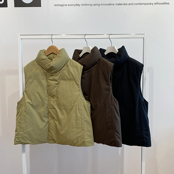 UNIQLO（ユニクロ）で販売中の「パフテックノンキルトベスト」（写真左から、54 GREEN／36 BROWN／09 BLACK）