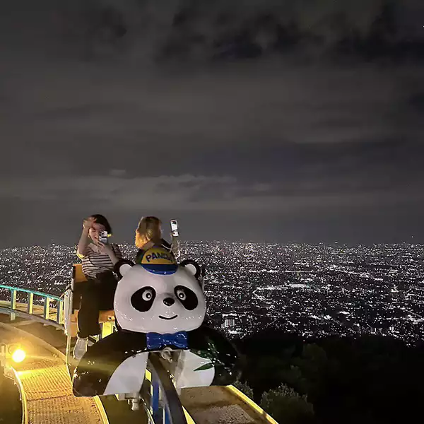 奈良県にある「生駒山上遊園地」の乗り物である「サイクルモノレール」