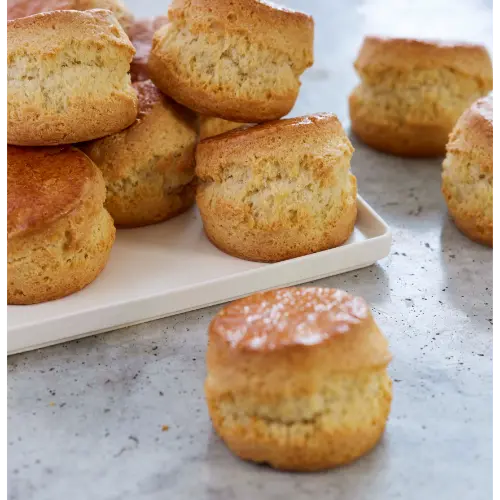 スコーン専門店「BAKERS gonna BAKE（ベイカーズ ゴナ ベイク）」のフランス産発酵バターが使われたシグネチャー「バターミルクスコーン」