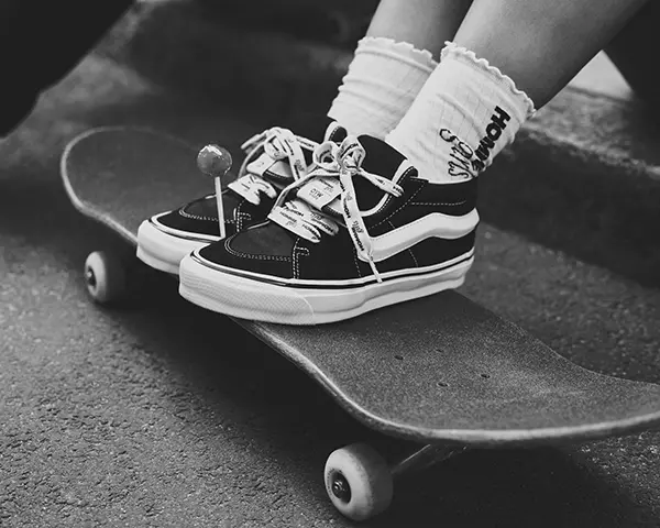 「OTW by Vans (オーティーダブリュー バイ ヴァンズ) 」と「HommeGirls（オムガールズ）」のコラボリブクルーソックス「OTW HOMME GIRLS SOCKS」