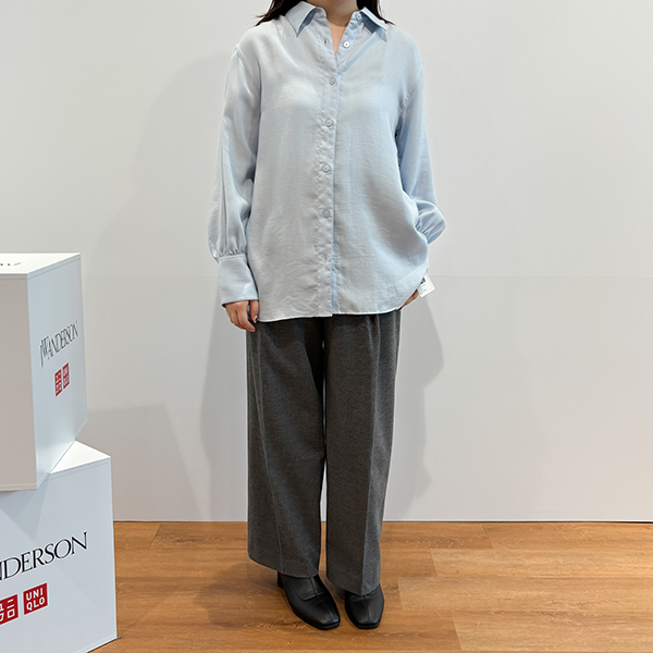 UNIQLO and JW ANDERSON「2WAYタックストレートパンツ」を穿いた女性