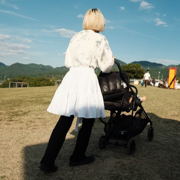 「papier（パピエ）」の巻きスカートを穿いている女性