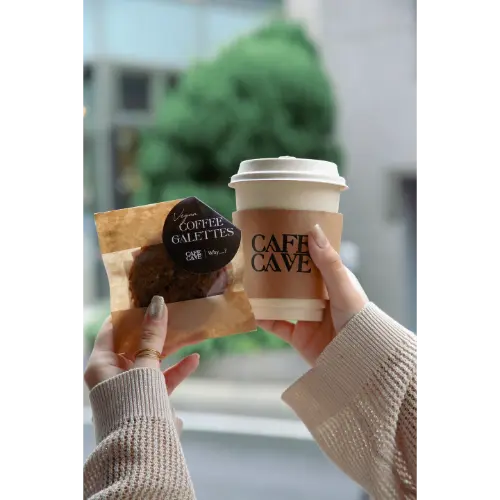 表参道・骨董通りのカフェ＆ショップ「CAFE CAVE」の秋冬メニュー「深煎りホットラテ」とヴィーガンフードブランド『Why ＿？』とコラボした「コーヒーガレット」