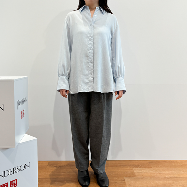 UNIQLO and JW ANDERSON「2WAYタックストレートパンツ」を穿いた女性