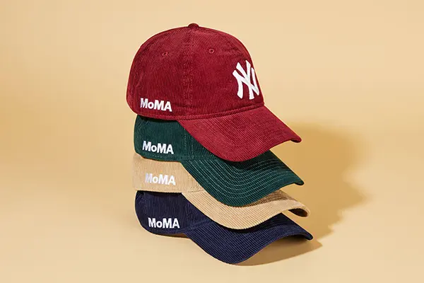 「MoMA Design Store（モマデザインストア）」と「NEW ERA（ニューエラ）」のコラボレーションキャップ「NY ヤンキースキャップ コーデュロイ MoMA Edition」