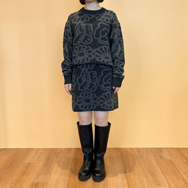 UNIQLO x Marimekko（ユニクロxマリメッコ）の「ラムクルーネックセーター」と「ラムミニスカート」を着用した女性