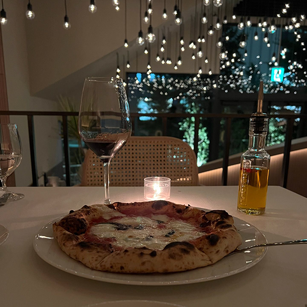 渋谷「TRATTORIA PIZZERIA 207 渋谷店」の夜の店内の様子