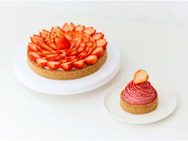 ヴィーガン＆グルテンフリーのタルト専門店「SO TARTE（ソータルト）」のクリスマス限定「ストロベリータルト」と「ストロベリーモンブラン」