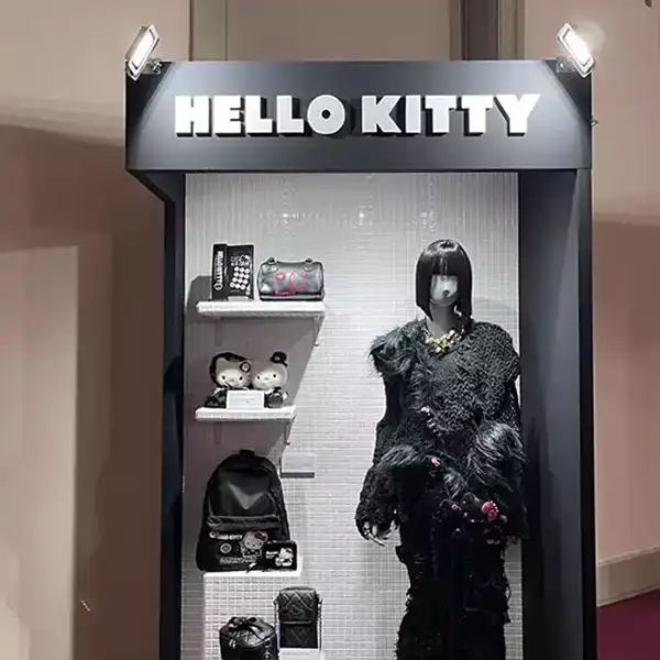 「Hello Kitty展ｰわたしが変わるとキティも変わるｰ」で展示されているモノトーンスタイルとキティグッズ