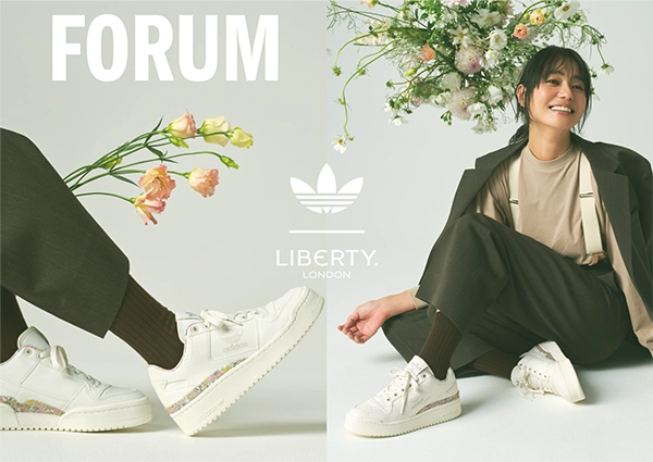 アディダス オリジナルス×リバティ・ロンドン「FORUM BOLD J LIBERTY LDN」を履いた女性