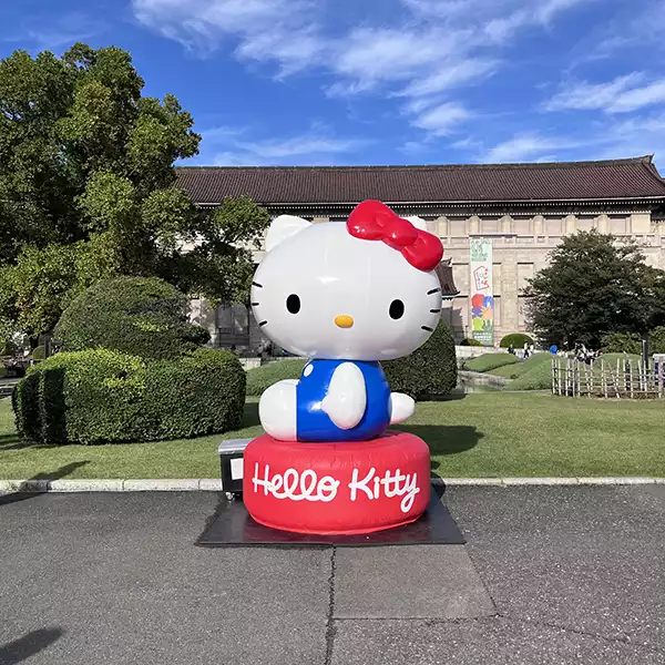 「Hello Kitty展ｰわたしが変わるとキティも変わるｰ」にあるハローキティのオブジェ