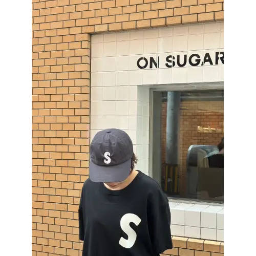 福岡発のドーナツ＆ベイクショップ「ON SUGAR」のオリジナルグッズ「S logo CAP」