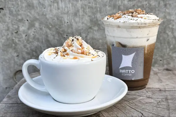 東京・原宿のカフェ「HATTO COFFEE（ハット コーヒー）」で販売がスタートした秋冬限定「ほうじ茶マロンラテ」ホットとアイス