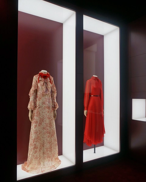 京都・京都市京セラ美術館で開催中の展覧会「Gucci Cosmos（グッチ・コスモス）」内にある展示ルーム「Red Threads – グッチの絆」