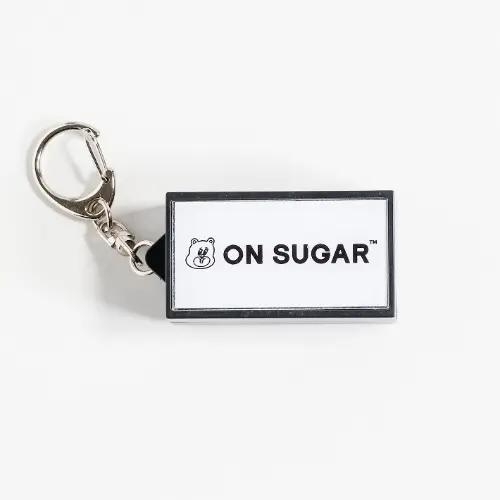 福岡発のドーナツ＆ベイクショップ「ON SUGAR」のオリジナルグッズ「光るサインボードキーホルダー」