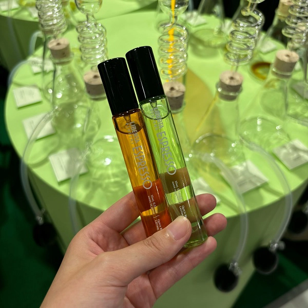 伊勢丹新宿店で開催中の「サロン ド パルファン 2024」でできる「Liberta Perfume（リベルタパフューム）」のワークショップ「ESPRESSO」の完成品（写真左：オレンジボトル、写真右：グリーンボトル）