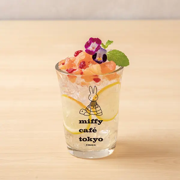 「miffy café tokyo」梅田POP UPで提供される「おかあさんのレモネード」