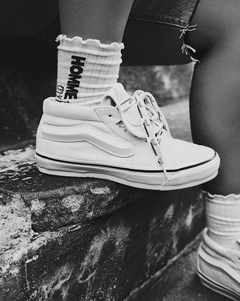 「OTW by Vans (オーティーダブリュー バイ ヴァンズ) 」と「HommeGirls（オムガールズ）」のコラボフットウェア「OTW SK8-MID REISSUE 83 OST」