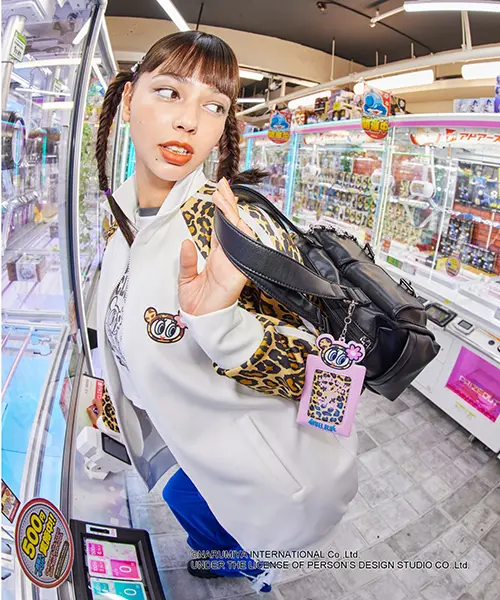 「ANGEL BLUE（エンジェルブルー）× FOREVER 21（フォーエバー トゥエンティワン）」の「トラックジャケット」と「カードケース」