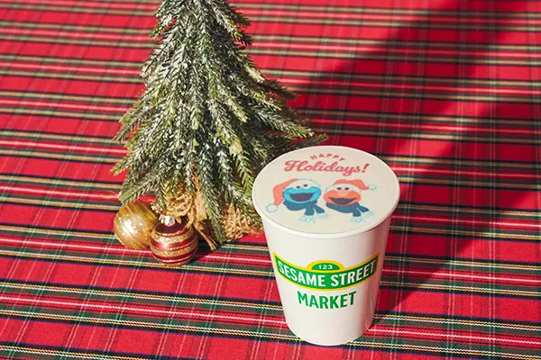 「SESAME STREET MARKET（セサミストリートマーケット）」のクリスマスコレクション限定カフェメニュー「クリスマスキャラクターアートラテ」