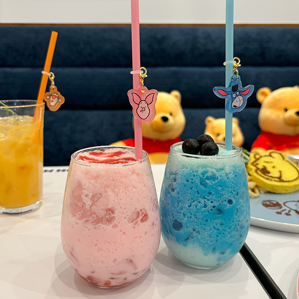 新宿「くまのプーさん」OH MY CAFEの「＜ピグレット＞いちごヨーグルトスムージー」と「＜イーヨー＞ブルーベリーヨーグルトスムージー」