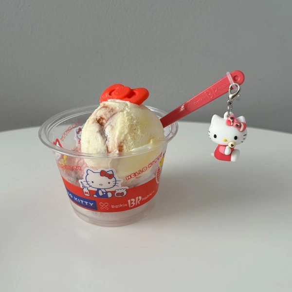 サーティワンアイスクリームとハローキティのコラボレーションキャンペーン「HELLO ICE CREAM!（ハロー アイスクリーム！）」の「ハローキティ バースデーダブルカップ」