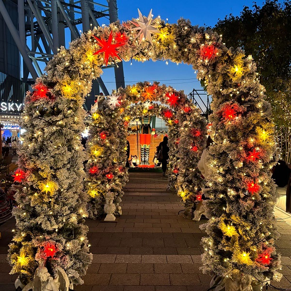 東京・押上の東京スカイツリータウン®にて開催中の「クリスマスマーケット®2024」にあるアーチ