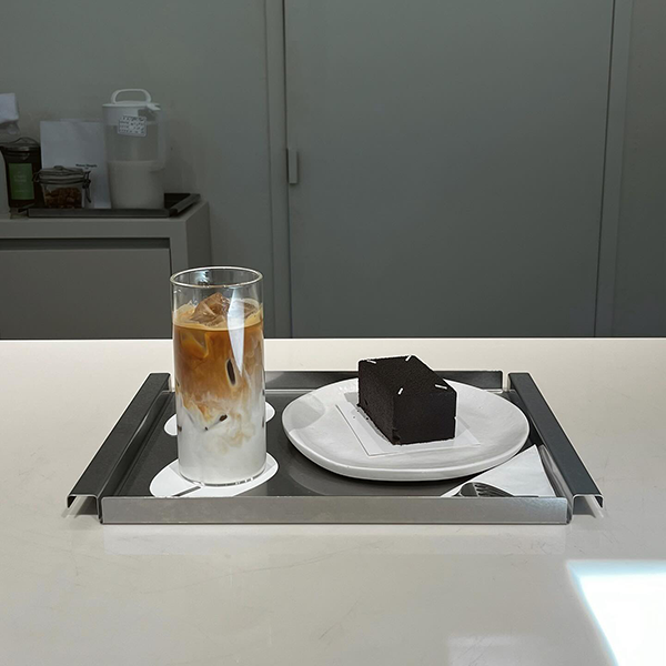 ソウル・漢南洞エリアの「メゾン マルジェラ」カフェの「Four Stitches Mousse Cake」