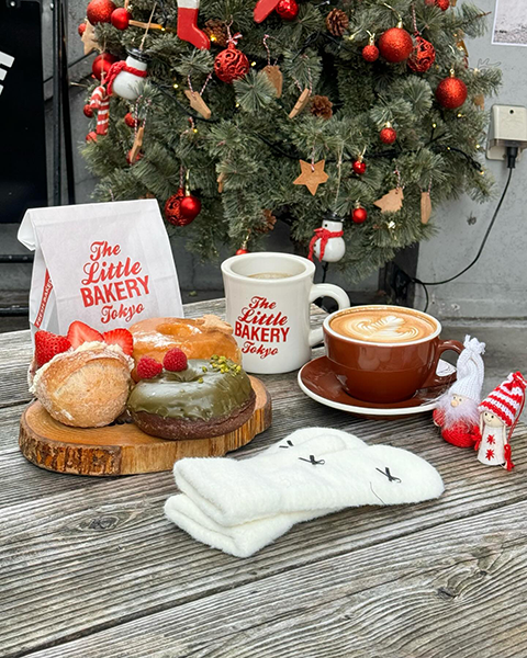 原宿の「The Little BAKERY Tokyo」で提供されるクリスマス仕様のドーナッツ