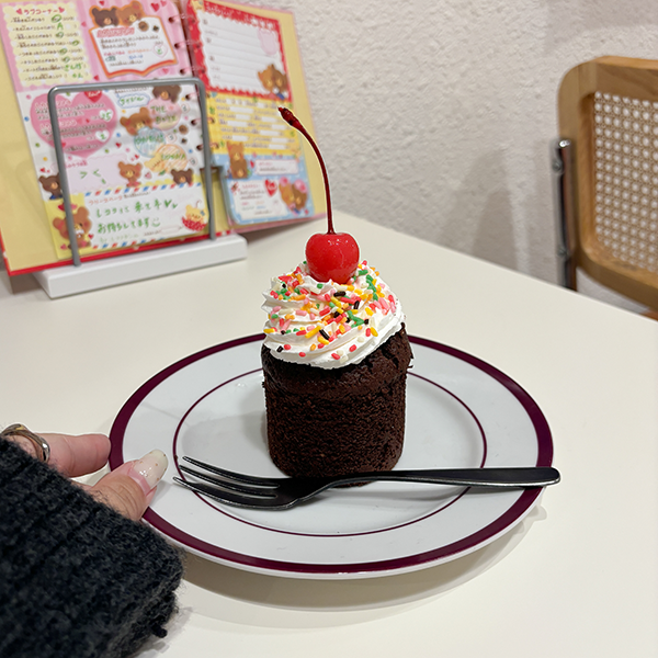 渋谷「平成レトロカフェ RETOPO」の「れとぽちゃんの本名チョコカップケーキ」