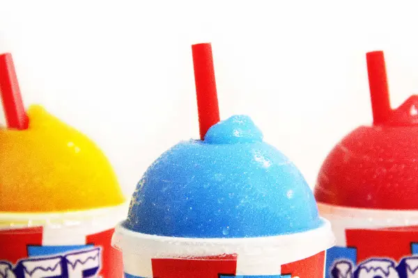 TOHOシネマズ限定で販売されるアメリカ発の新感覚炭酸フローズン「ICEE（アイシー）」 のブルーラズベリー、レッドストロベリー、イエローピーチ