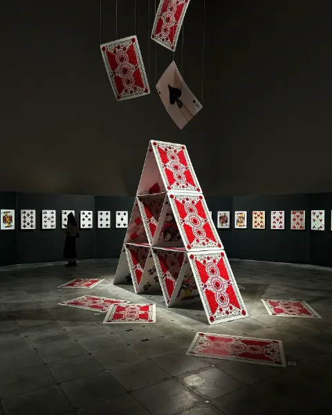 大阪・グラングリーン大阪内にある「VS.（ヴイエス）」にて開催中の吉田ユニさんの展示「PLAYING CARDS」で展示されているトランプタワー