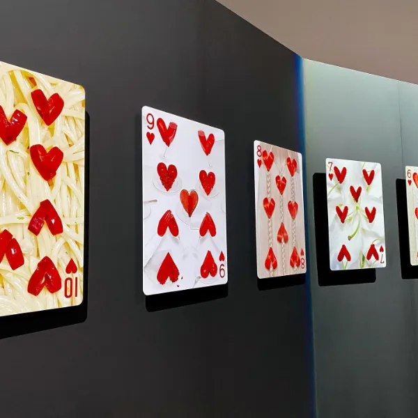 大阪・グラングリーン大阪内にある「VS.（ヴイエス）」にて開催中の吉田ユニさんの展示「PLAYING CARDS」で展示されている作品