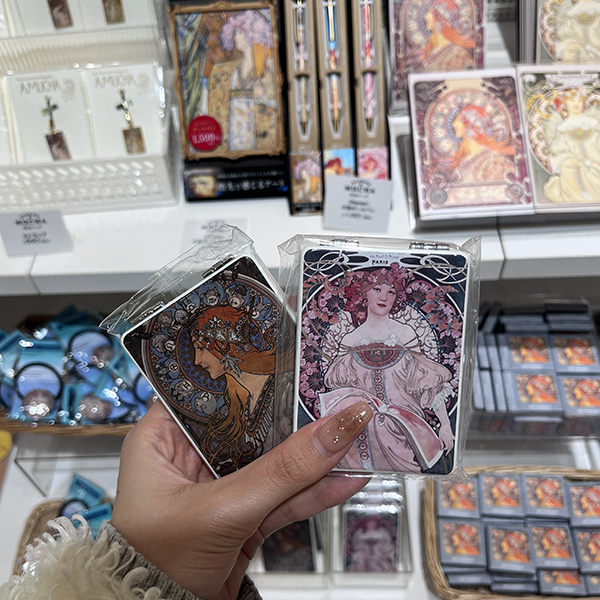 横浜で開催されている「ミュシャ展 マルチ・アーティストの先駆者」で販売されている「Wミラー」