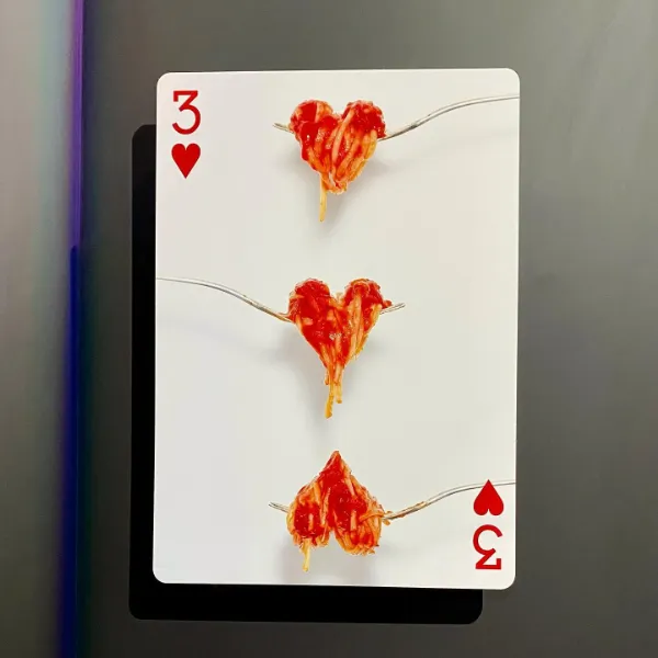 大阪・グラングリーン大阪内にある「VS.（ヴイエス）」にて開催中の吉田ユニさんの展示「PLAYING CARDS」で展示されている作品