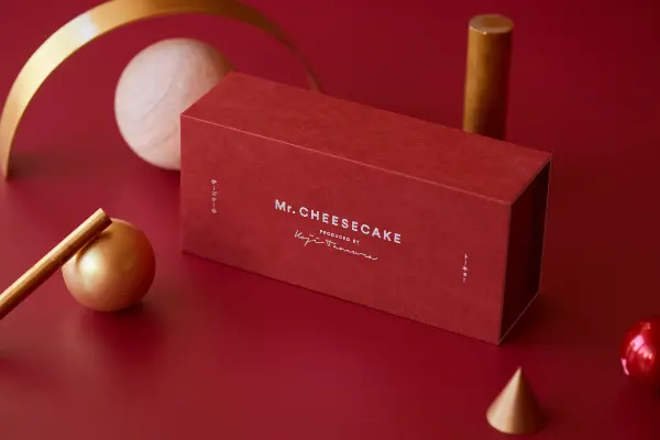 「Mr. CHEESECAKE（ミスターチーズケーキ）」の2024ホリデー限定フレーバー『レッドベリー』のオリジナルBOX