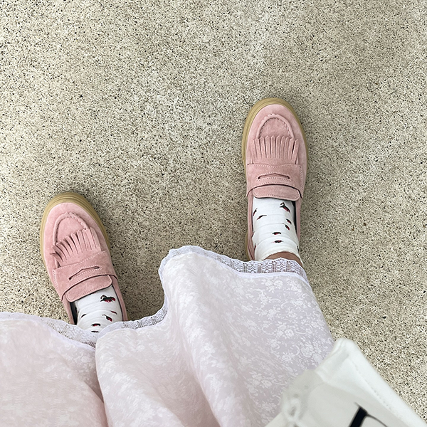 VANS「ローファー」の『PINK/BEIGE』を履いた足元