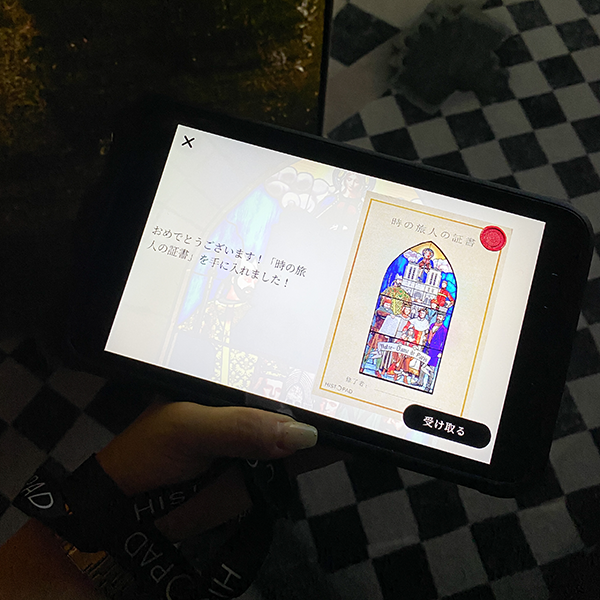 お台場・日本科学未来館「パリ・ノートルダム大聖堂展 タブレットを手に巡る時空の旅」でタブレットを使う様子