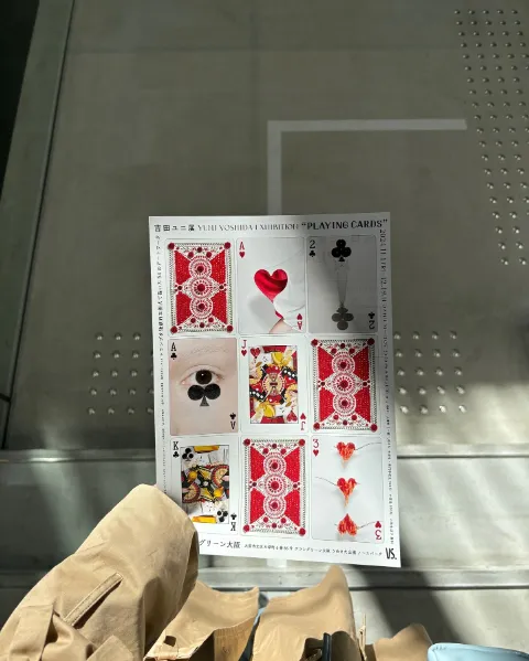 大阪・グラングリーン大阪内にある「VS.（ヴイエス）」にて開催中の吉田ユニさんの展示「PLAYING CARDS」のポスター