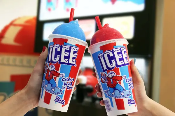 TOHOシネマズ限定で販売されるアメリカ発の新感覚炭酸フローズン「ICEE（アイシー）」 のブルーラズベリー、レッドストロベリー