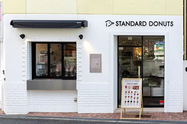 国産ドーナツ専門店「STANDARD DONUTS（スタンダートドーナツ）」の大阪・福島本店の店舗外観