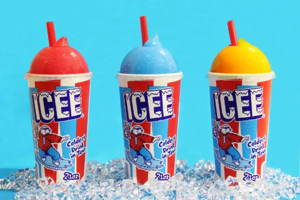 TOHOシネマズ限定で販売されるアメリカ発の新感覚炭酸フローズン「ICEE（アイシー）」 のブルーラズベリー、レッドストロベリー、イエローピーチ