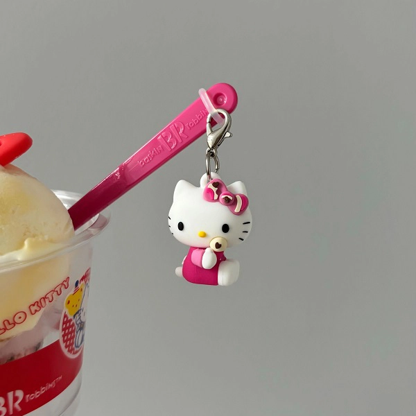 サーティワンアイスクリームとハローキティのコラボレーションキャンペーン「HELLO ICE CREAM!（ハロー アイスクリーム！）」の「ハローキティ バースデーダブルカップ」に付いてくるハローキティチャーム