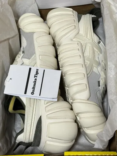 Onitsuka Tiger（オニツカ タイガー）の「DENTIGRE LS」の『CREAM/BIRCH』