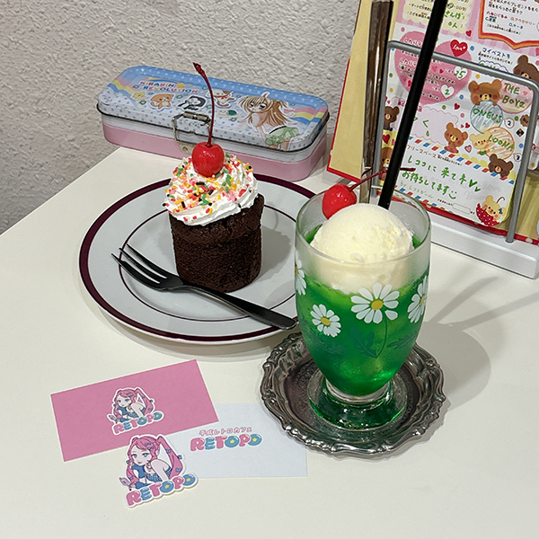 渋谷「平成レトロカフェ RETOPO」の「れとぽちゃんの本名チョコカップケーキ」と「メロンクリームソーダ」